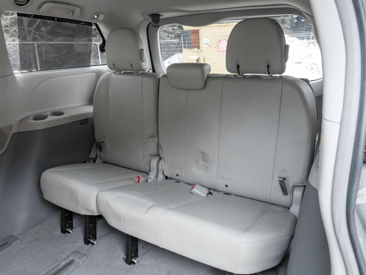 2011 Toyota Sienna XLE, ACCIDENT FREE, LEATHER, SUNROOF, POWER DOORS, CAMERA Photo