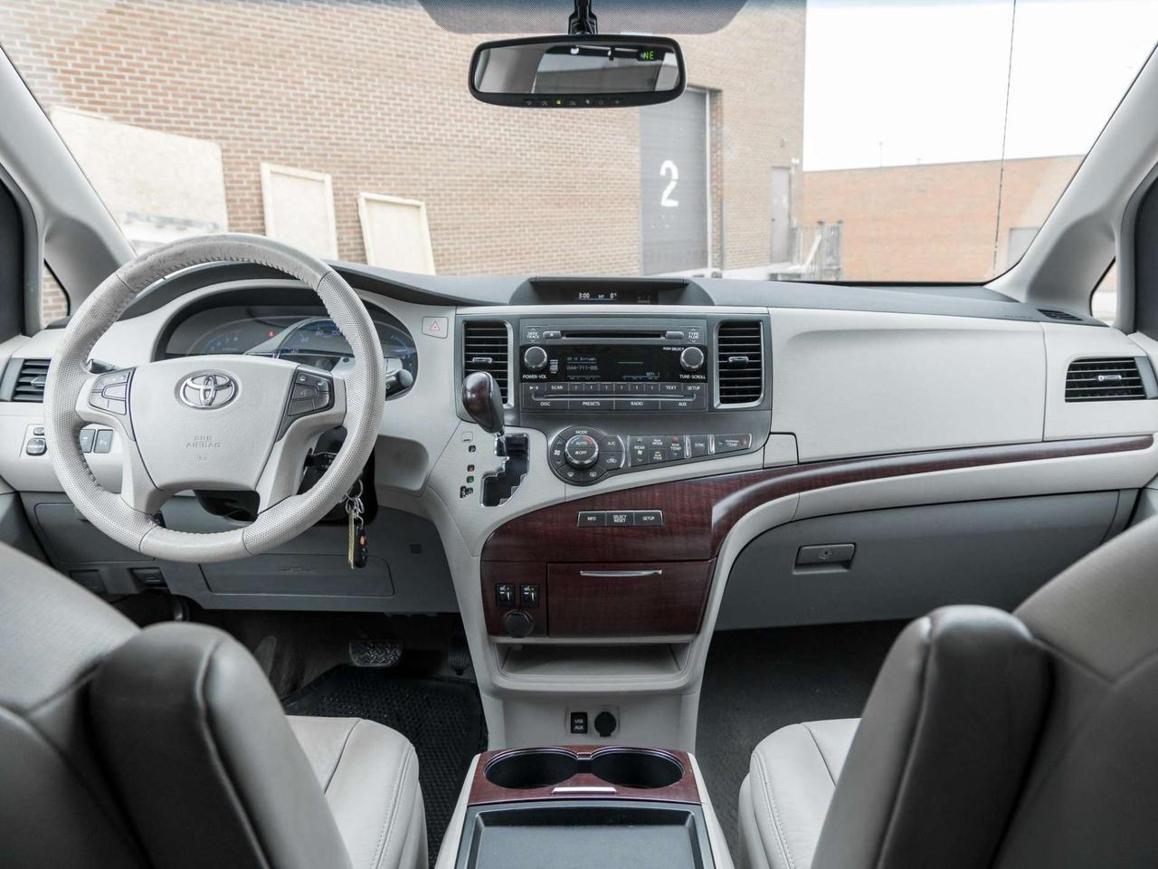 2011 Toyota Sienna XLE, ACCIDENT FREE, LEATHER, SUNROOF, POWER DOORS, CAMERA Photo
