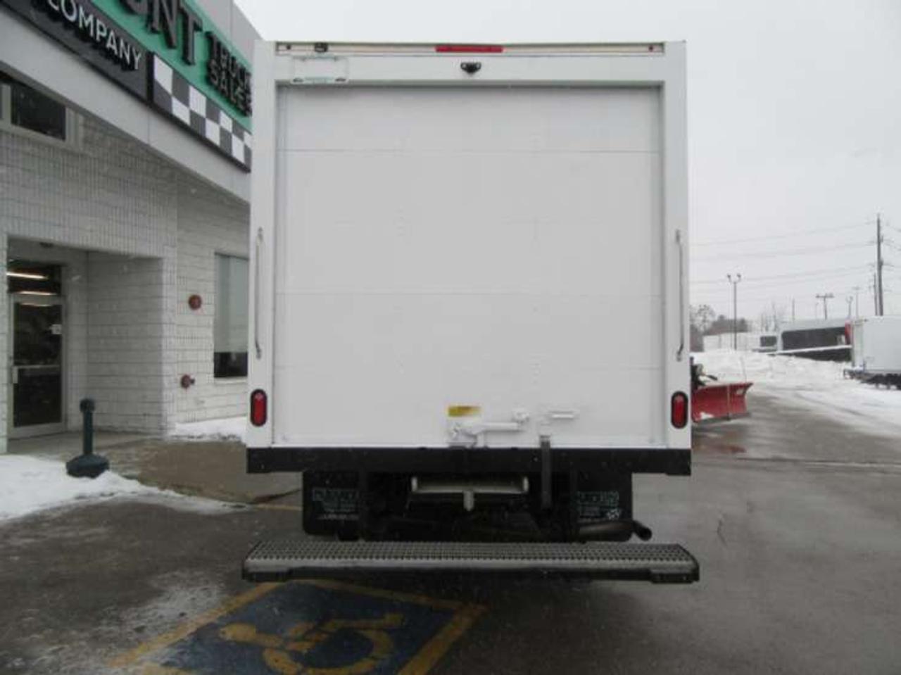 2023 GMC Savana 3500 GAS WITH 14 FT ALUMINUM CUBE VAN & ROLL OUT RAMP Photo3