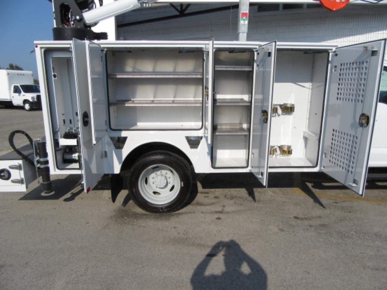 2021 Ford Super Duty F-550 DIESEL AUTO 4X4 REG CAB/ NEW SERVICE BODY/ CRANE Photo3