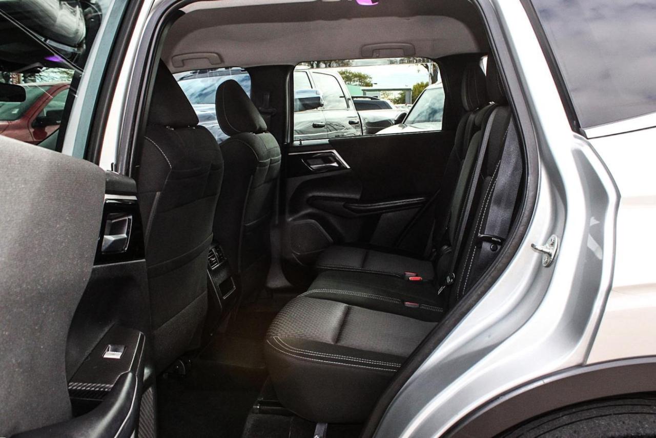 2023 Mitsubishi Outlander ES S-AWC  BkpCam HtdSeats Photo