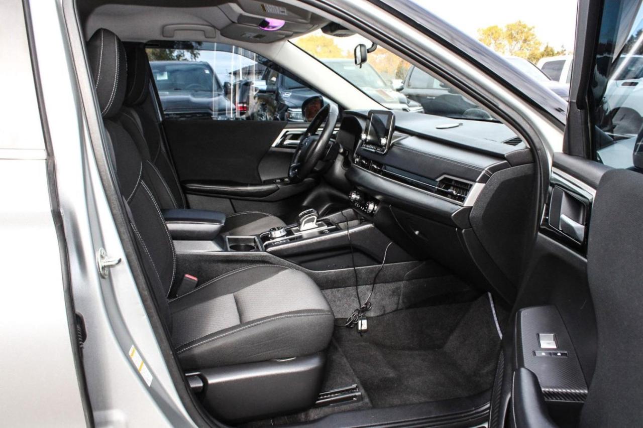 2023 Mitsubishi Outlander ES S-AWC  BkpCam HtdSeats Photo