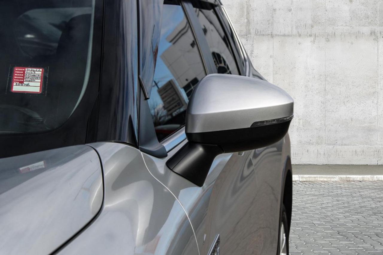 2023 Mitsubishi Outlander ES S-AWC  BkpCam HtdSeats Photo