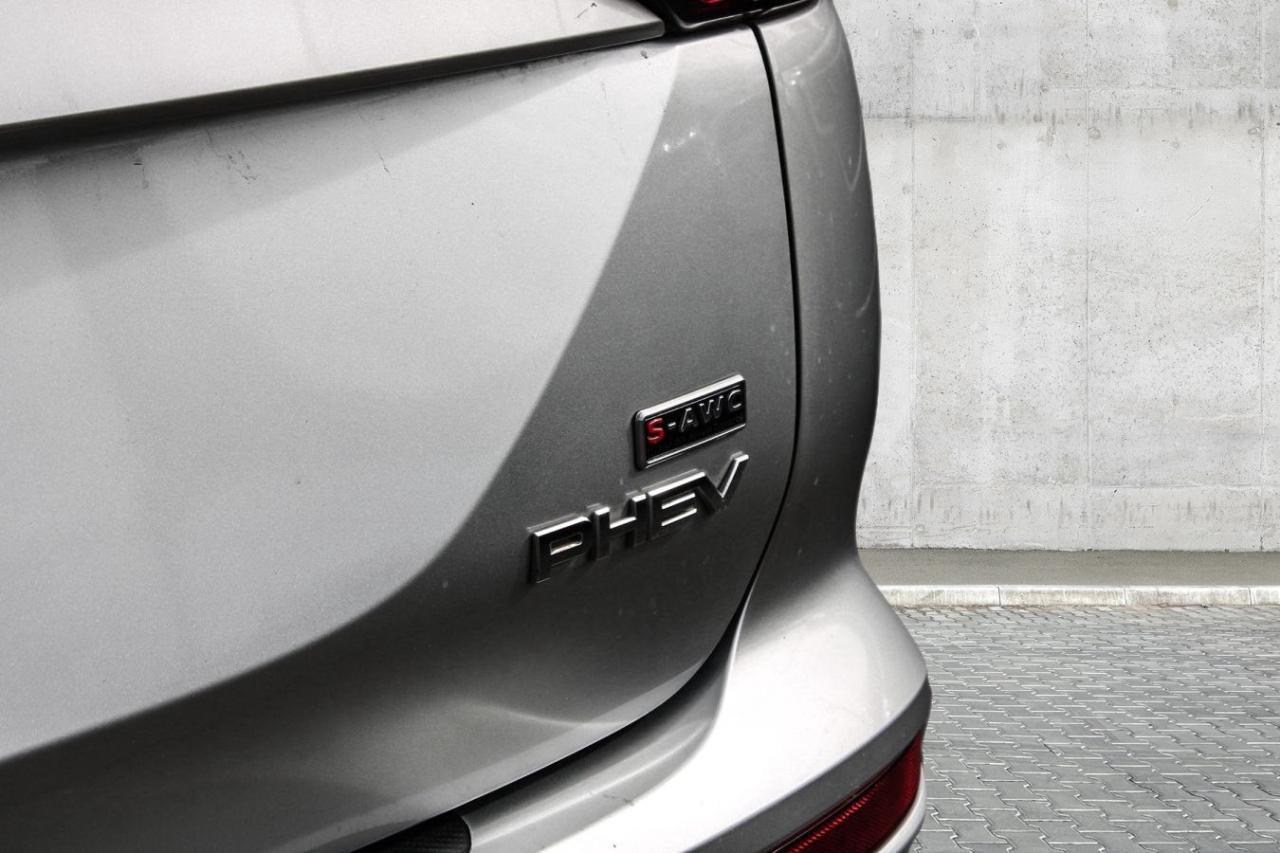 2023 Mitsubishi Outlander ES S-AWC  BkpCam HtdSeats Photo