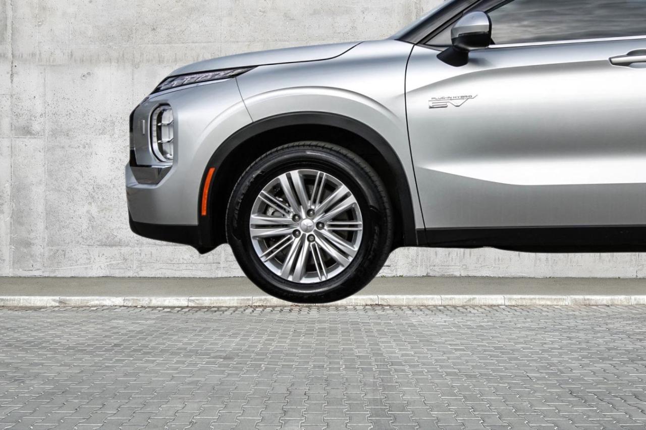 2023 Mitsubishi Outlander ES S-AWC  BkpCam HtdSeats Photo