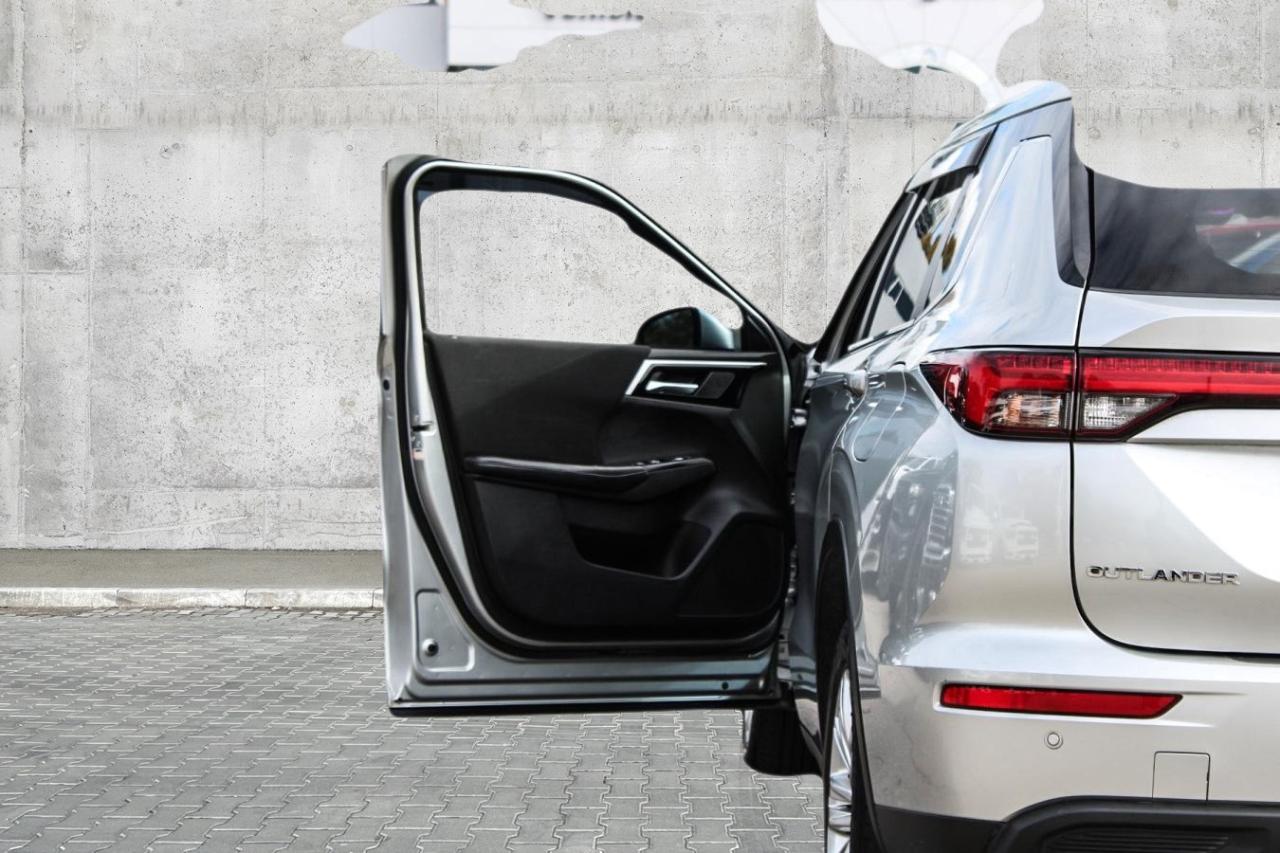 2023 Mitsubishi Outlander ES S-AWC  BkpCam HtdSeats Photo