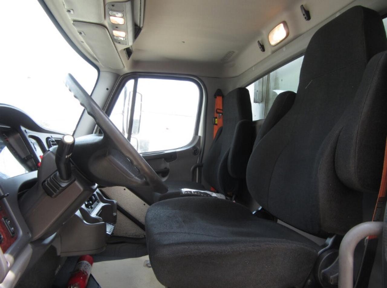 2019 Freightliner M2-106 DIESEL TANDEM AXLE CAB & CHASIS Photo4