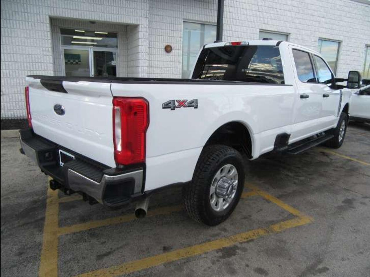 2024 Ford F-250 CREW CAB 4X4 XLT PKG 8 FT LONG BOX Photo2