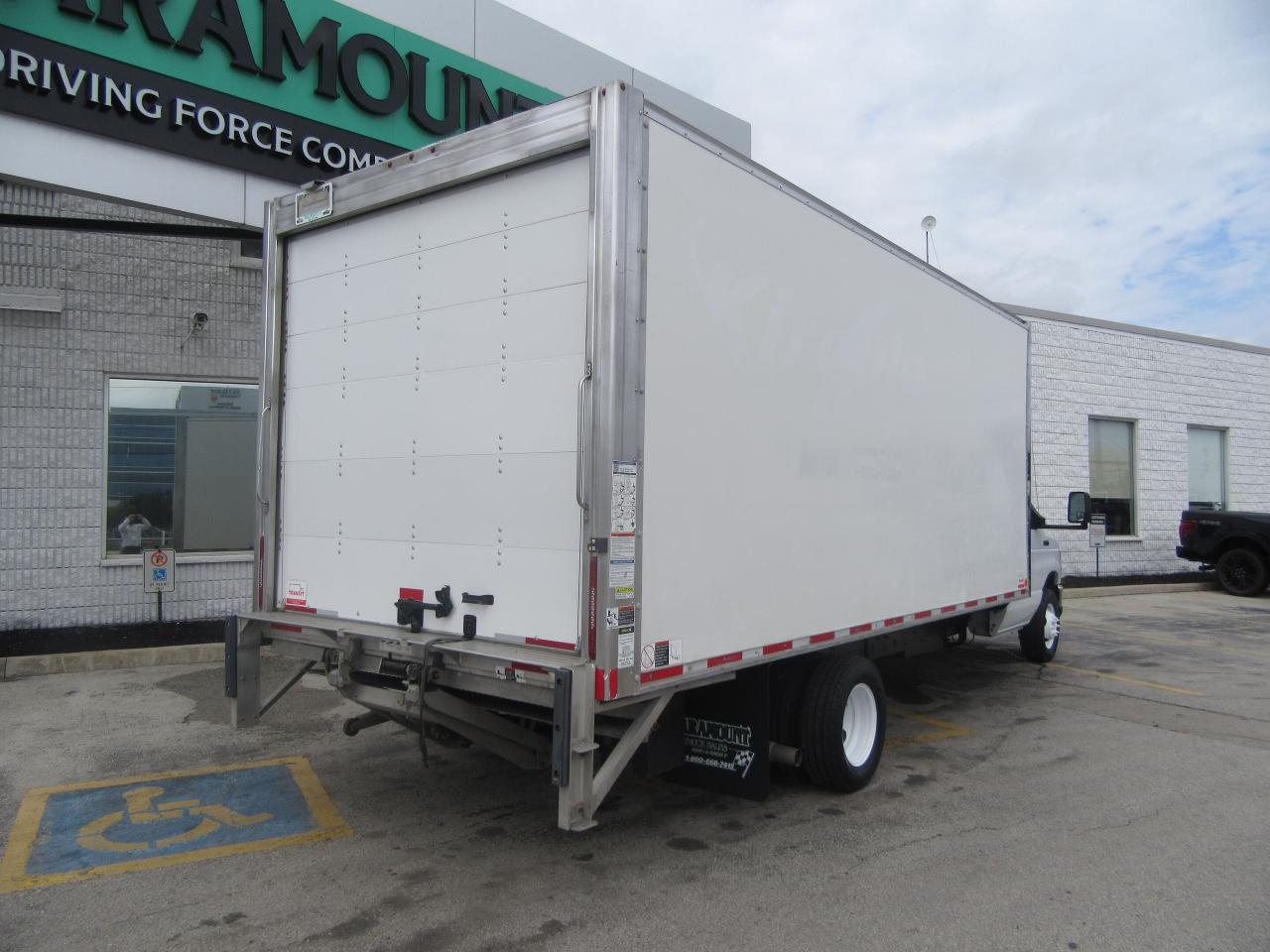 2022 Ford Super Duty E-450 DRW 18FT HIGH BOX CUBE VAN POWER LIFTGATE WITH RAMP Photo