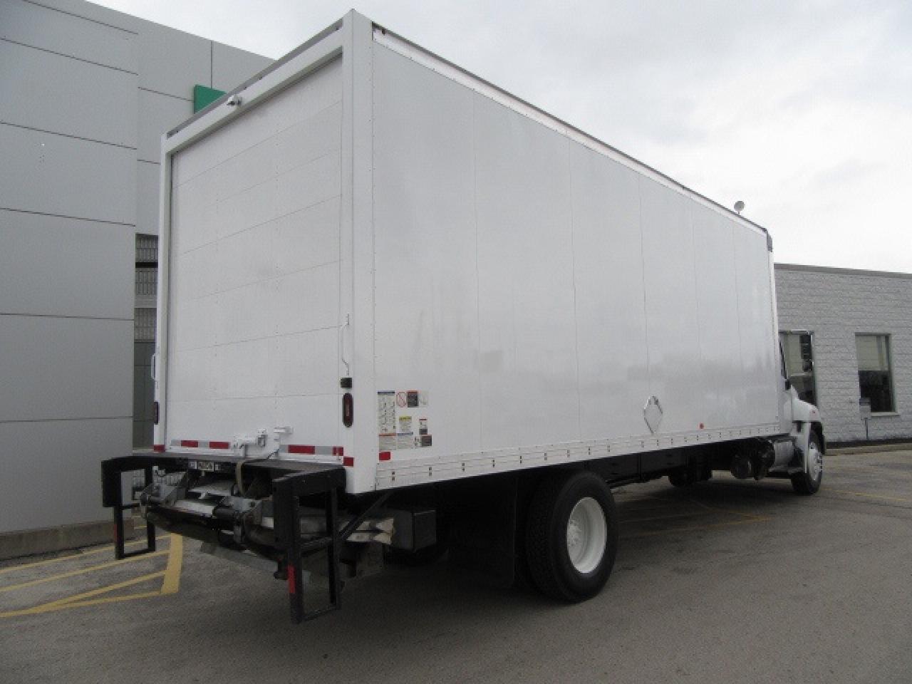 2020 Hino 338 DIESEL AUTO WITH 24 FT BOX POWER LIFT & RAMP Photo2