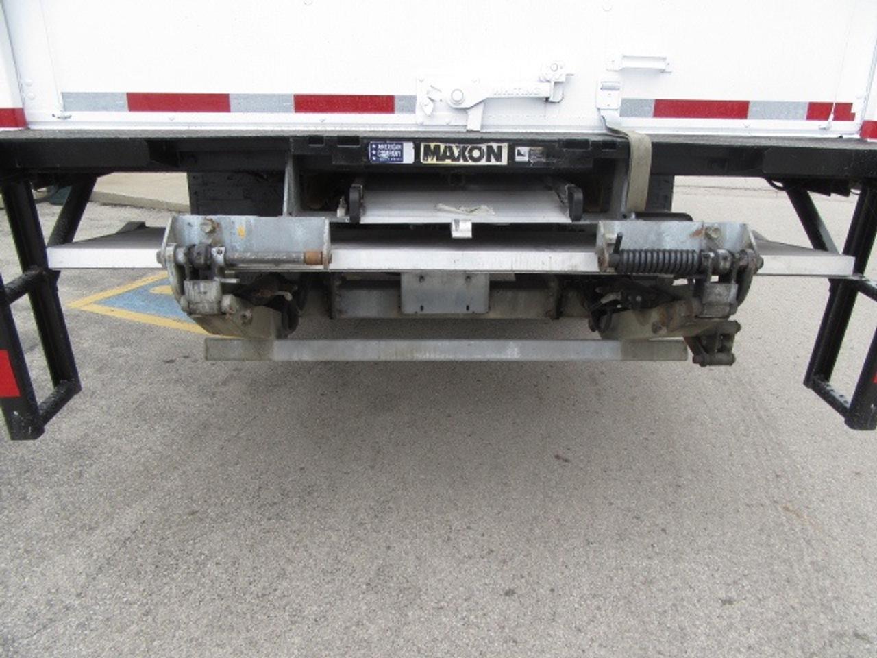 2020 Hino 338 DIESEL AUTO WITH 24 FT BOX POWER LIFT & RAMP Photo4