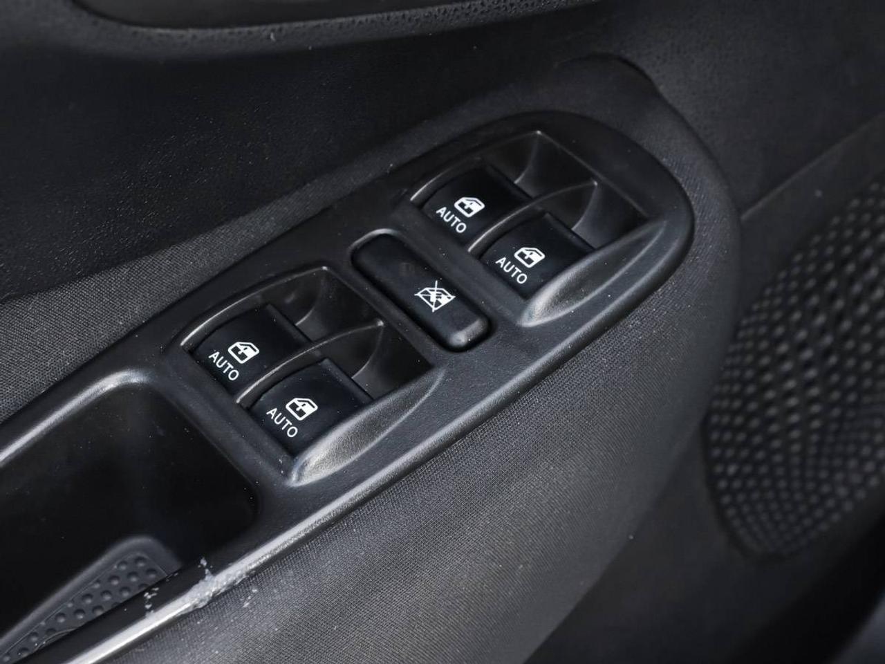 2014 Fiat 500L HB Pop - No Accidents - 6 Speed Manual Photo