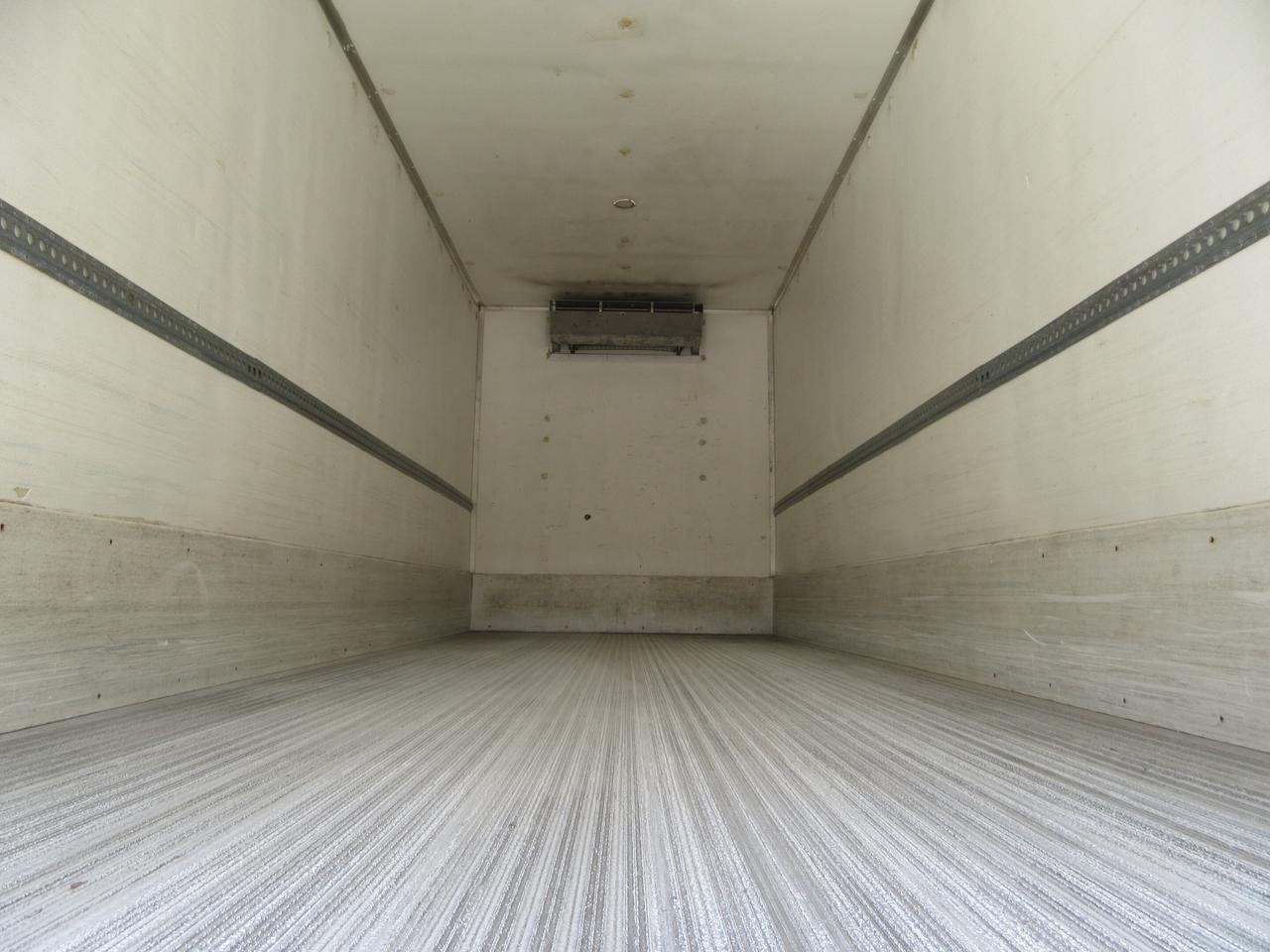 2019 Freightliner M2-106 TANDEM AXLE 26FT REEFER BOX CARRIER SUPRA SYSTEM Photo