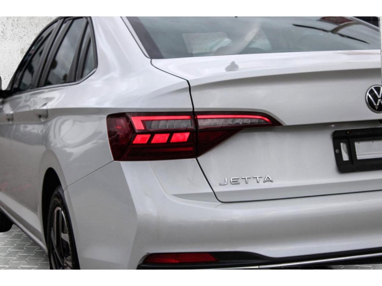 2022 Volkswagen Jetta Highline Auto  BkpCam HtdSeats Photo