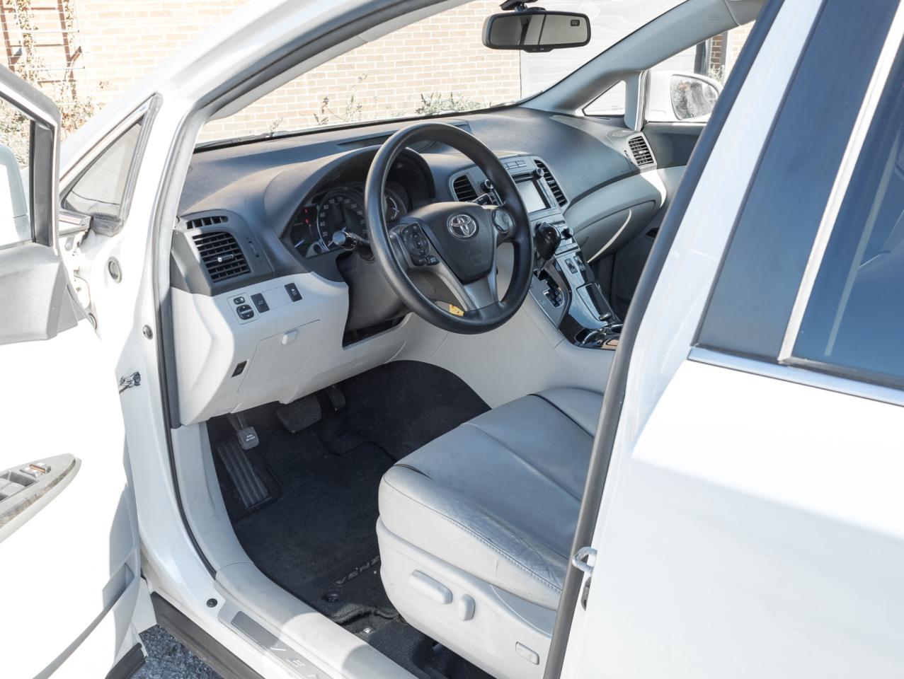 2014 Toyota Venza XLE -Leather-Dual Sunroof-Rear Cam-NO Accidents Photo