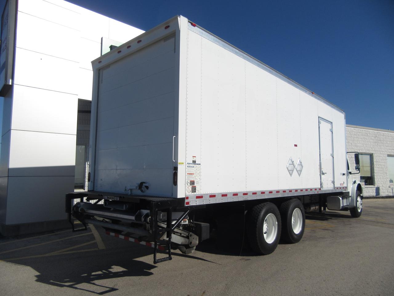 2018 Freightliner M2-106 26FT ALUMINUM BOX POWER LIFT GATE & RAMP Photo2