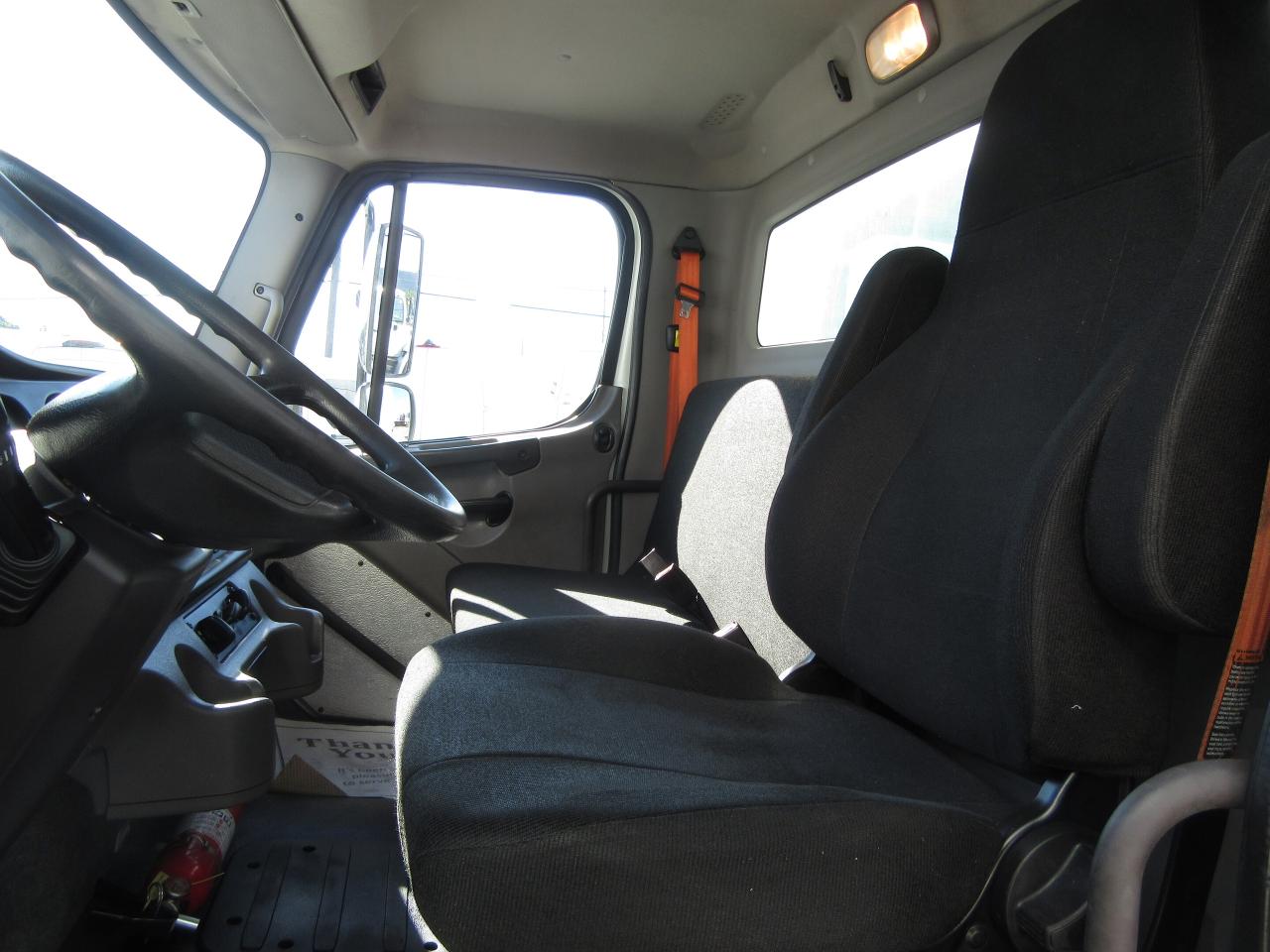 2018 Freightliner M2-106 26FT ALUMINUM BOX POWER LIFT GATE & RAMP Photo