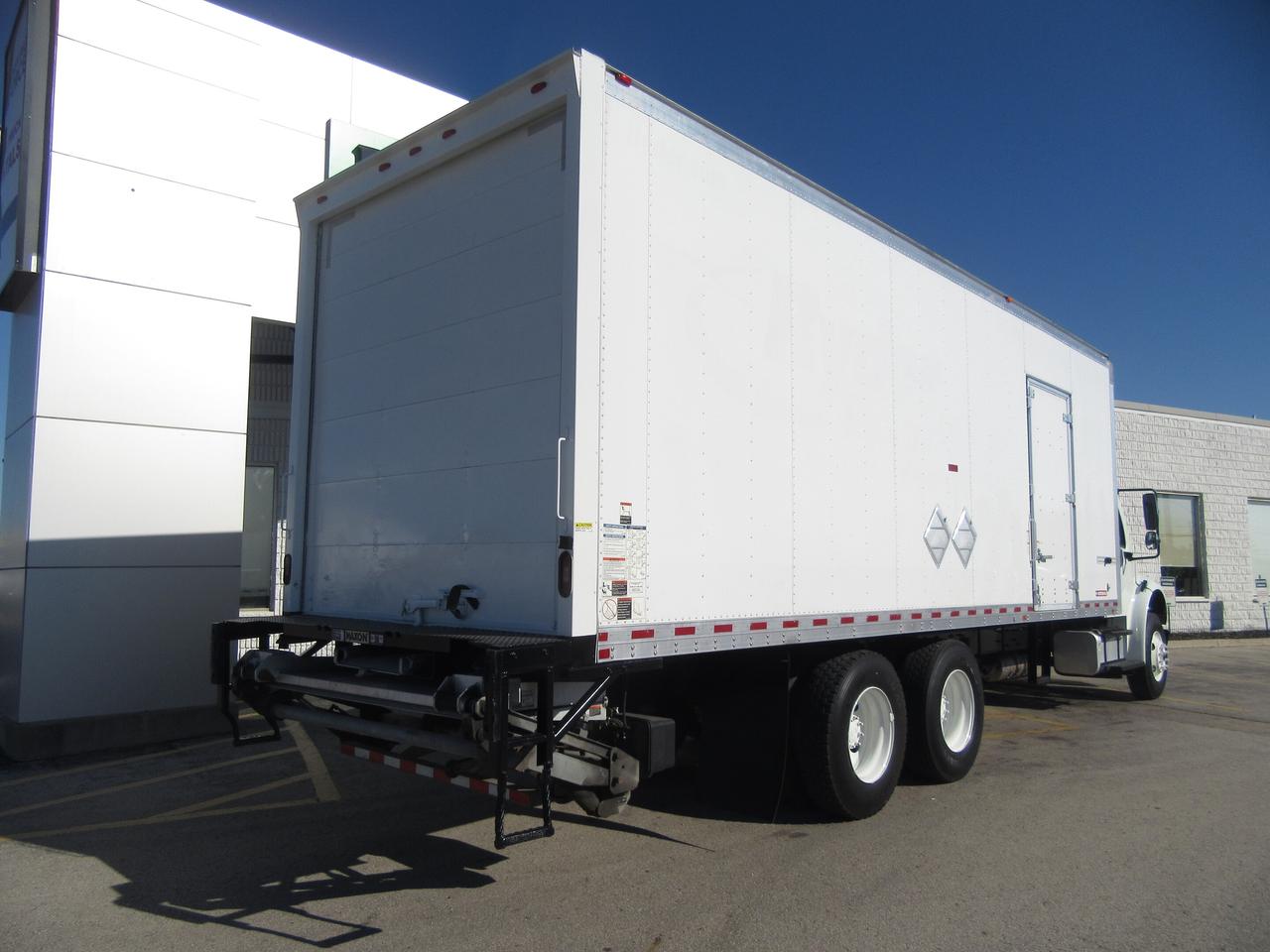 2018 Freightliner M2-106 26FT ALUM BOX TANDEM AXLE POWER LIFT GATE & RAMP Photo2