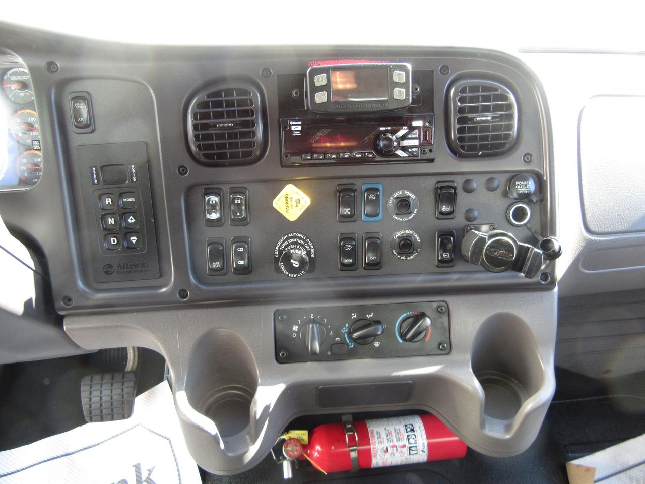 2018 Freightliner M2-106 26FT ALUM BOX TANDEM AXLE POWER LIFT GATE & RAMP Photo