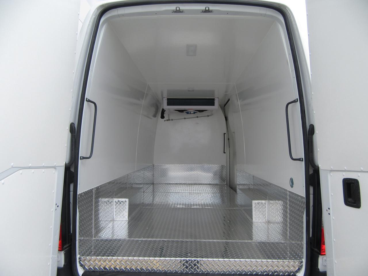 2023 Mercedes-Benz Sprinter 2500 GAS HIGH ROOF 170” WB CARGO VAN NEW REEFER SYSTEM Photo4