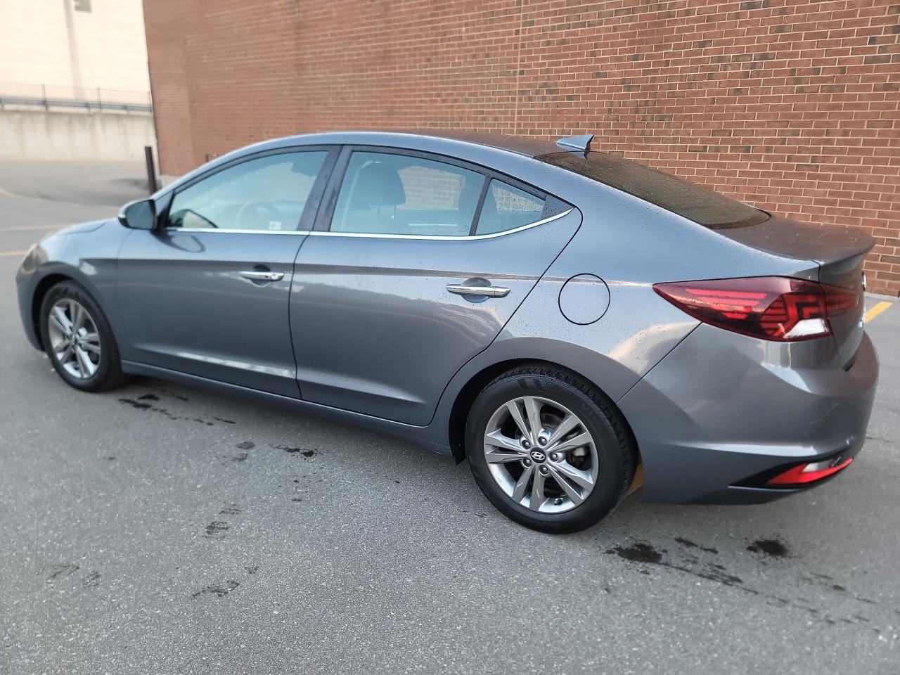 2020 Hyundai Elantra Luxury IVT Photo