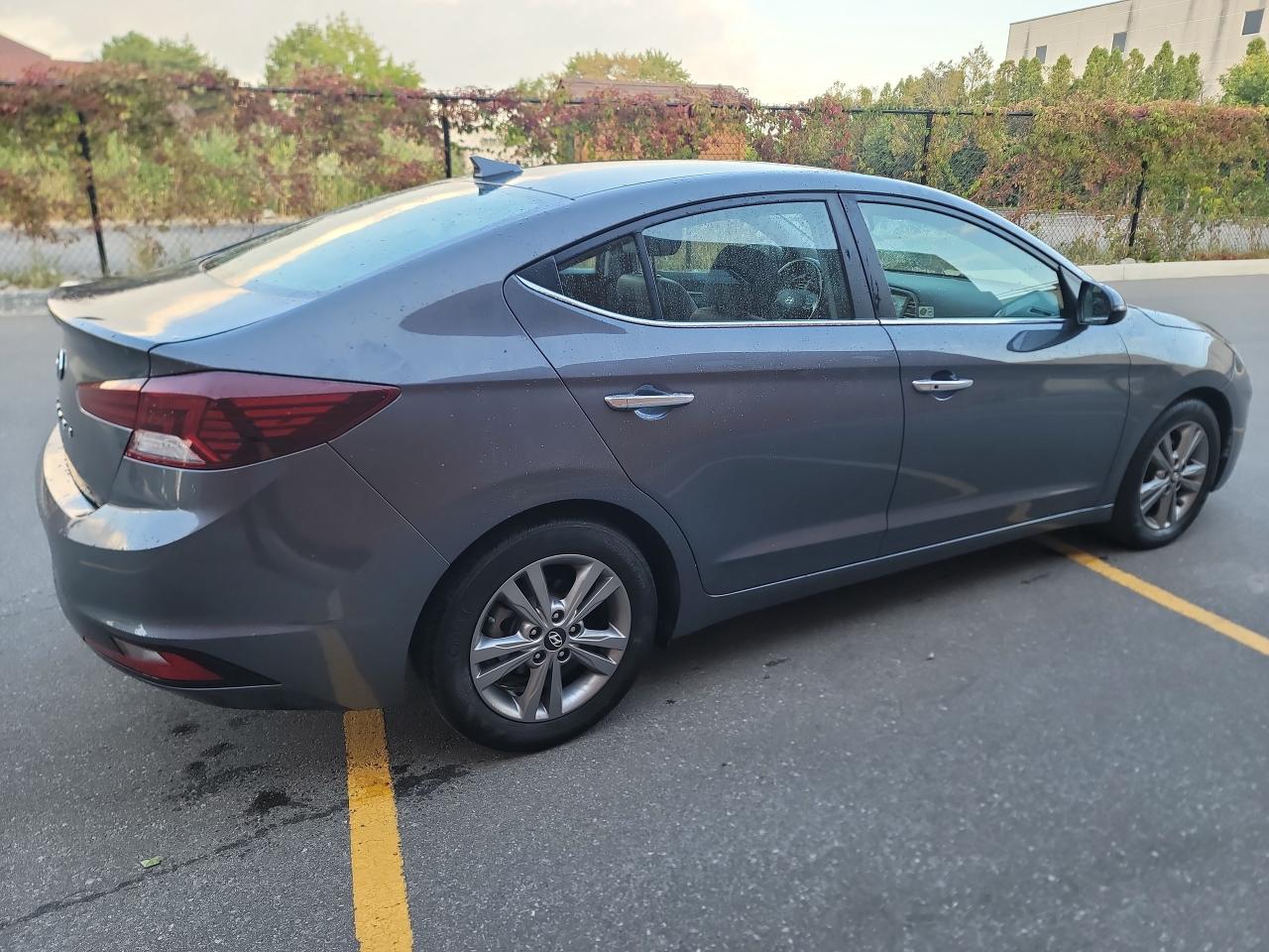 2020 Hyundai Elantra Luxury IVT Photo3