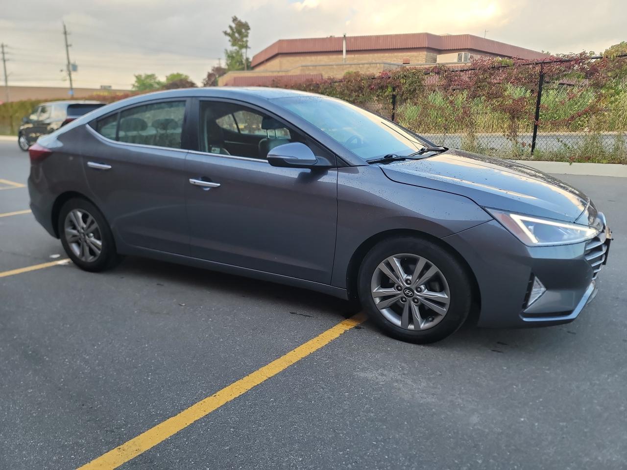 2020 Hyundai Elantra Luxury IVT Photo4