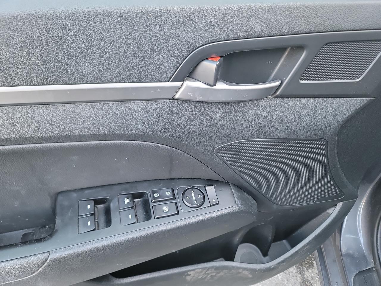 2020 Hyundai Elantra Luxury IVT Photo