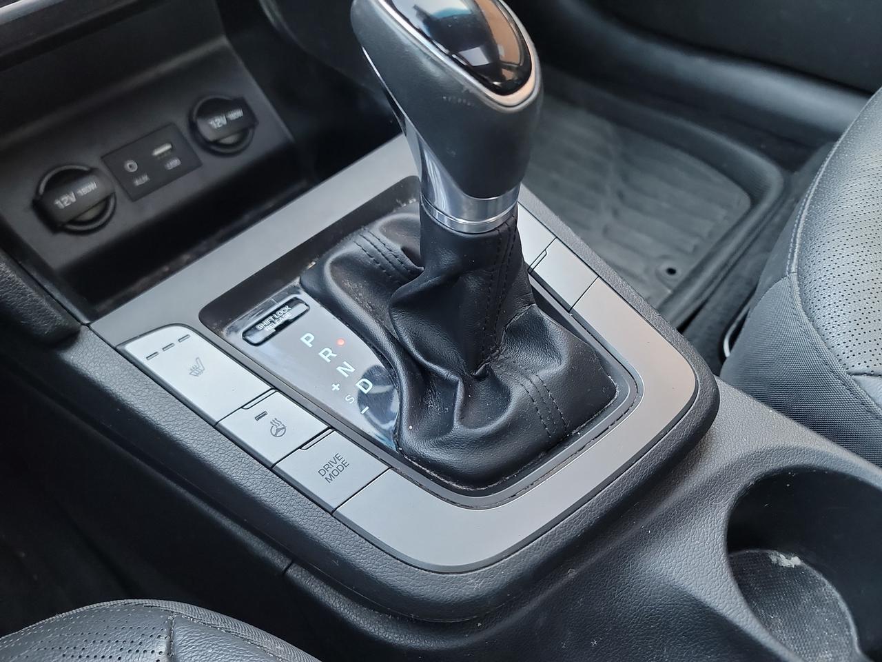 2020 Hyundai Elantra Luxury IVT Photo