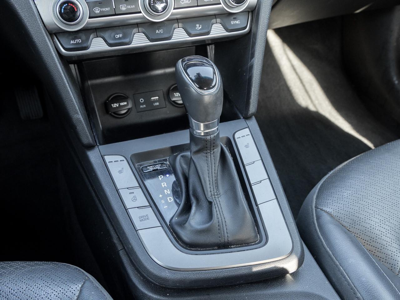 2020 Hyundai Elantra Luxury IVT Photo