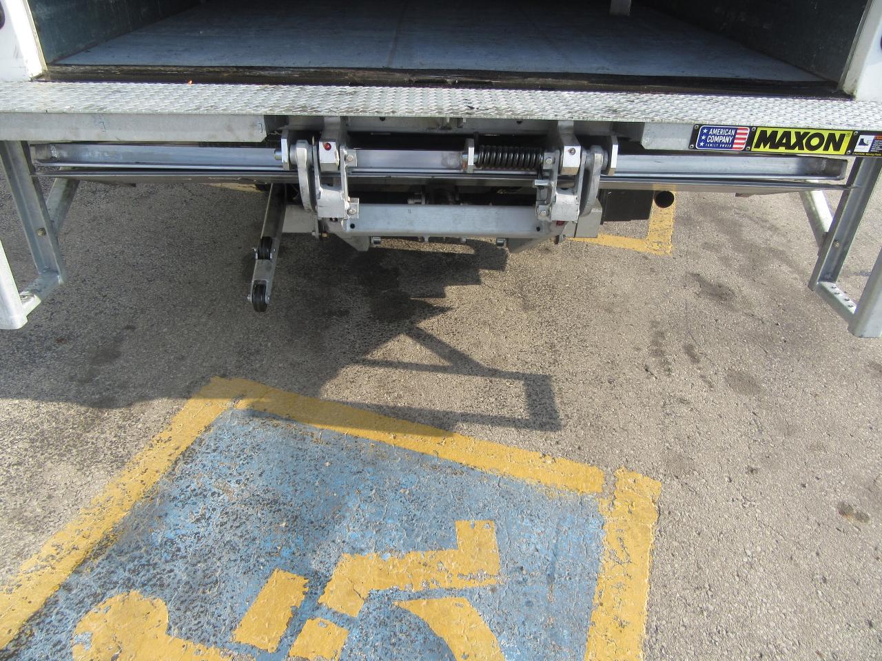 2023 GMC Savana 3500 GAS WITH 14 FT ALUMINUM CUBE WITH POWER LIFTGATE Photo4