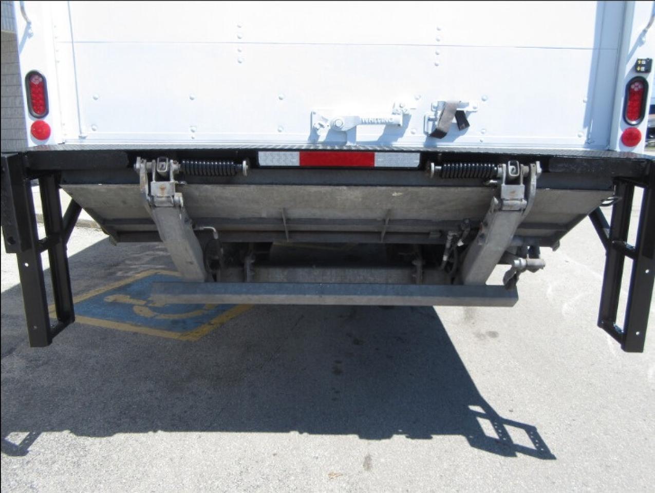 2023 Freightliner M2-106 26FT ALUMINUM BOX POWER LIFT GATE Photo4