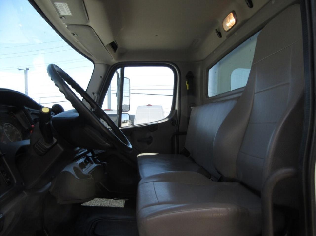 2023 Freightliner M2-106 26FT ALUMINUM BOX POWER LIFT GATE Photo