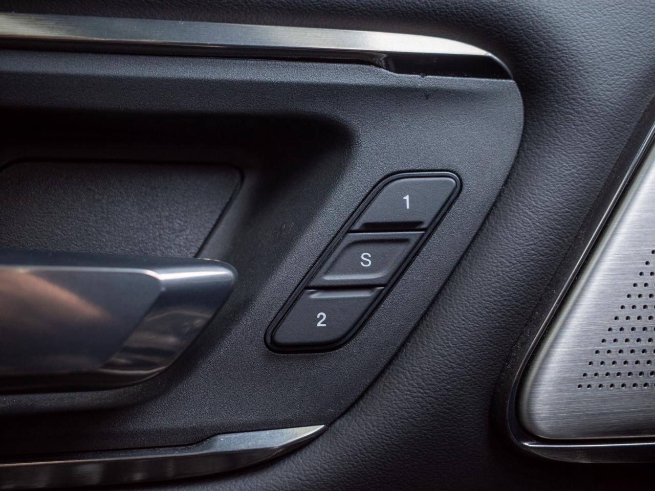 2020 RAM 1500 Limited - Wireless Charging Pad Photo