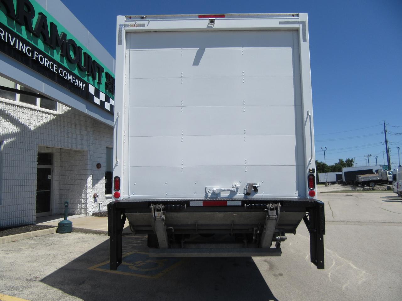 2023 Freightliner M2106 26FT ALUMINUM BOX POWER LIFT GATE Photo3