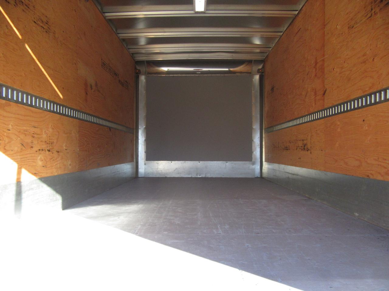 2024 GMC GMCSavana 3500 GAS 16FT HIGH BOX CUBE VAN Photo