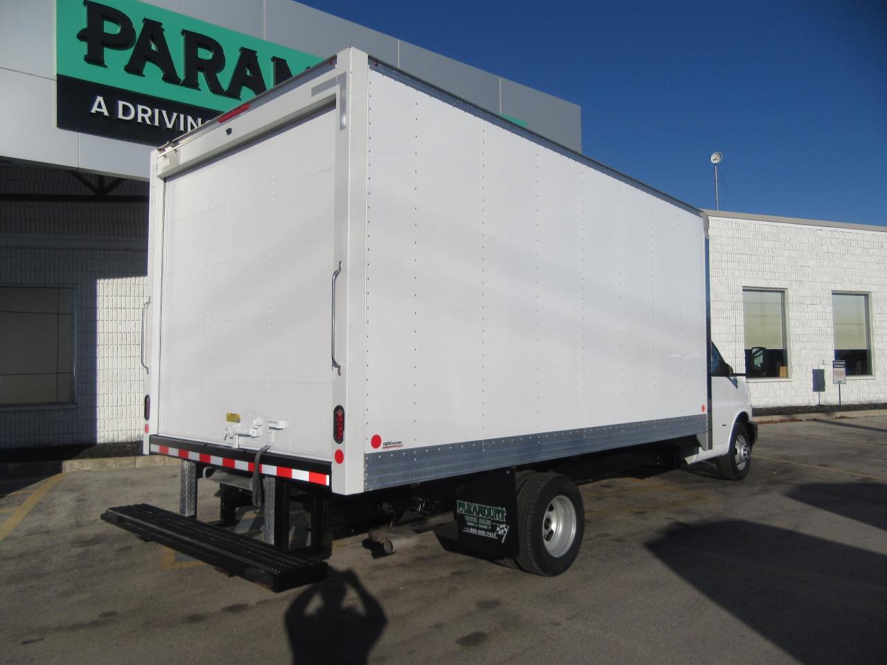 2024 GMC GMCSavana 3500 GAS 16FT HIGH BOX CUBE VAN Photo