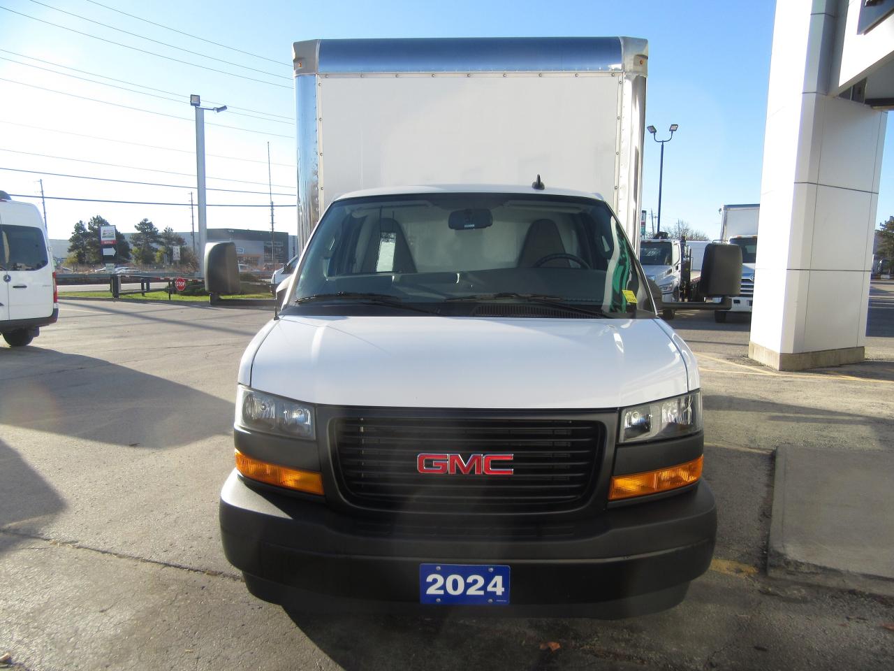2024 GMC GMCSavana 3500 GAS 16FT HIGH BOX CUBE VAN Photo