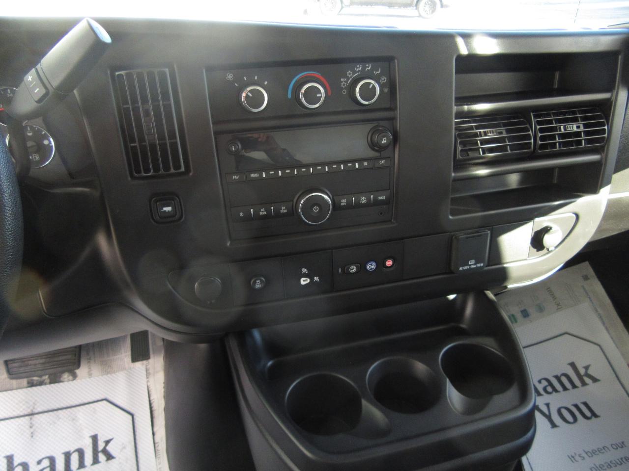 2024 GMC GMCSavana 3500 GAS 16FT HIGH BOX CUBE VAN Photo