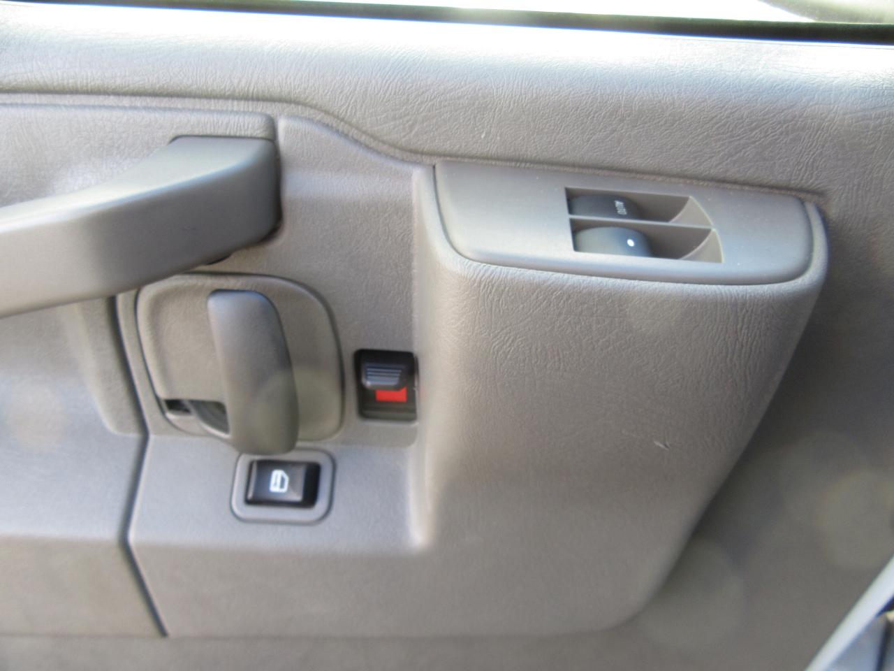 2024 GMC GMCSavana 3500 GAS 16FT HIGH BOX CUBE VAN Photo