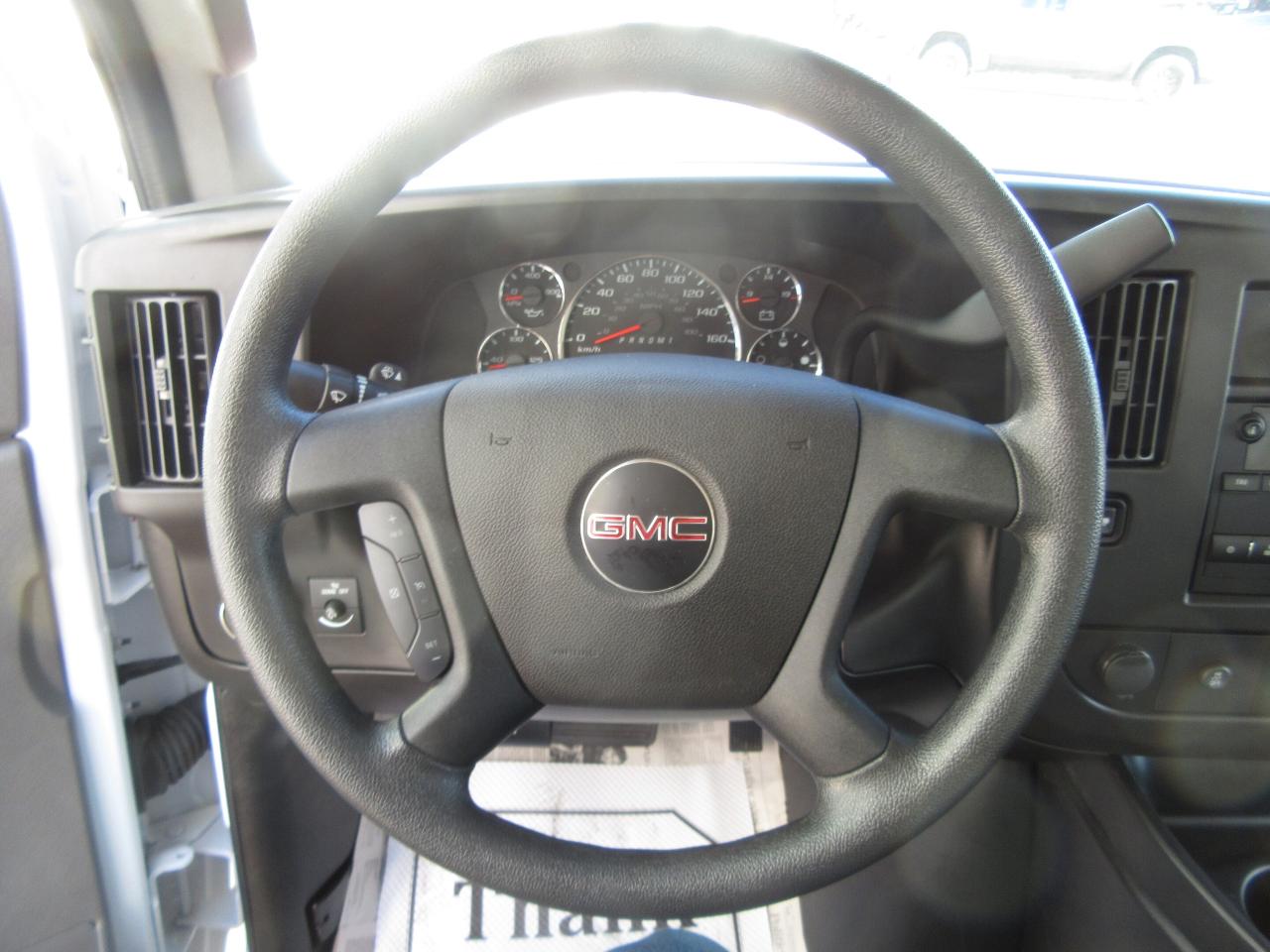 2024 GMC GMCSavana 3500 GAS 16FT HIGH BOX CUBE VAN Photo