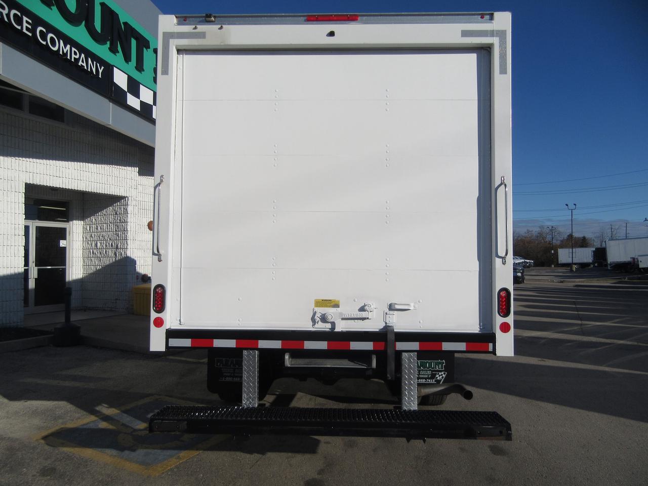 2024 GMC GMCSavana 3500 GAS 16FT HIGH BOX CUBE VAN Photo3