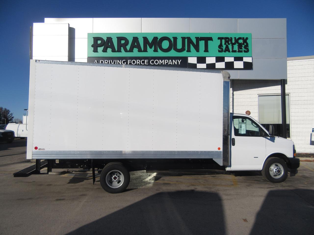 2024 GMC GMCSavana 3500 GAS 16FT HIGH BOX CUBE VAN Photo