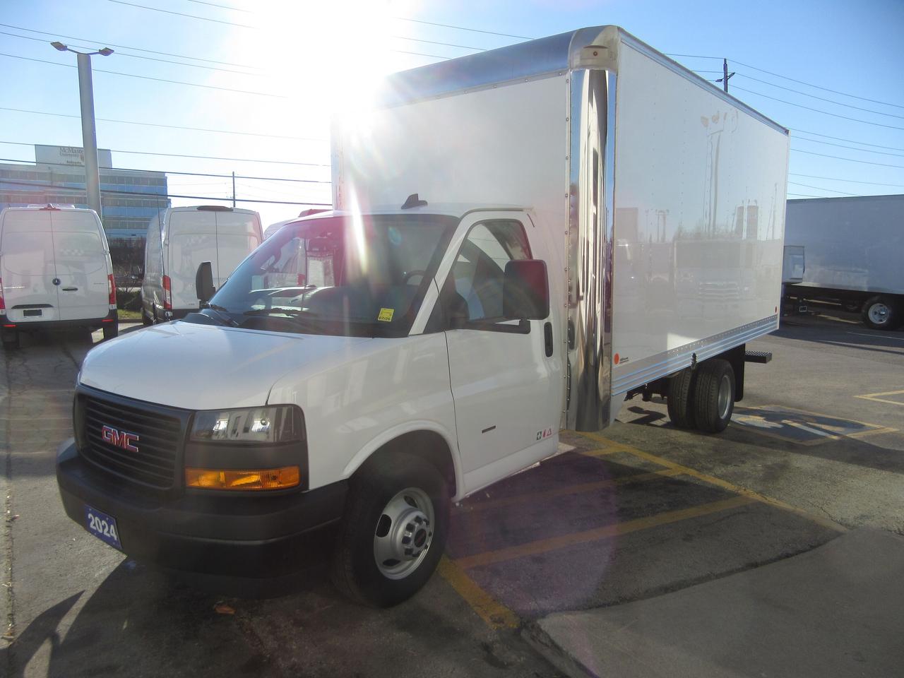 2024 GMC GMCSavana 3500 GAS 16FT HIGH BOX CUBE VAN Photo
