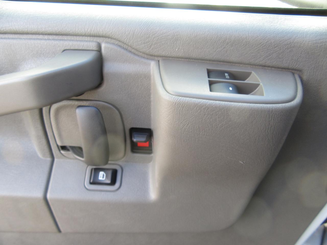 2024 GMC GMCSavana 3500 GAS 16FT HIGH BOX CUBE VAN Photo