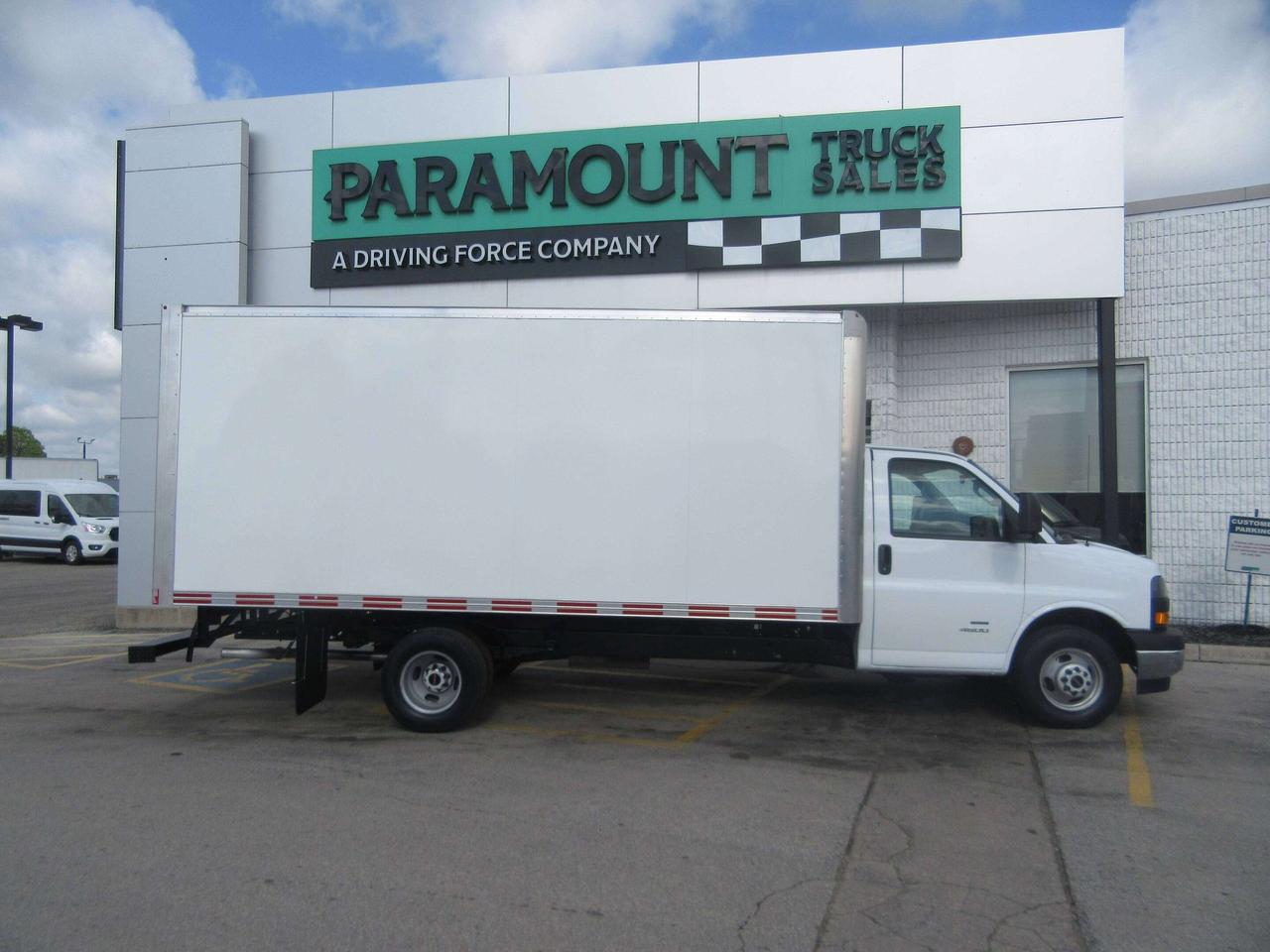 2024 GMC GMCSavana 4500 GAS 16FT BOX CUBE VAN WITH RAMP Photo
