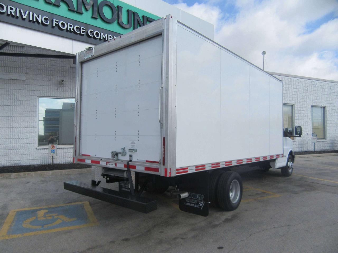 2024 GMC GMCSavana 4500 GAS 16FT BOX CUBE VAN WITH RAMP Photo