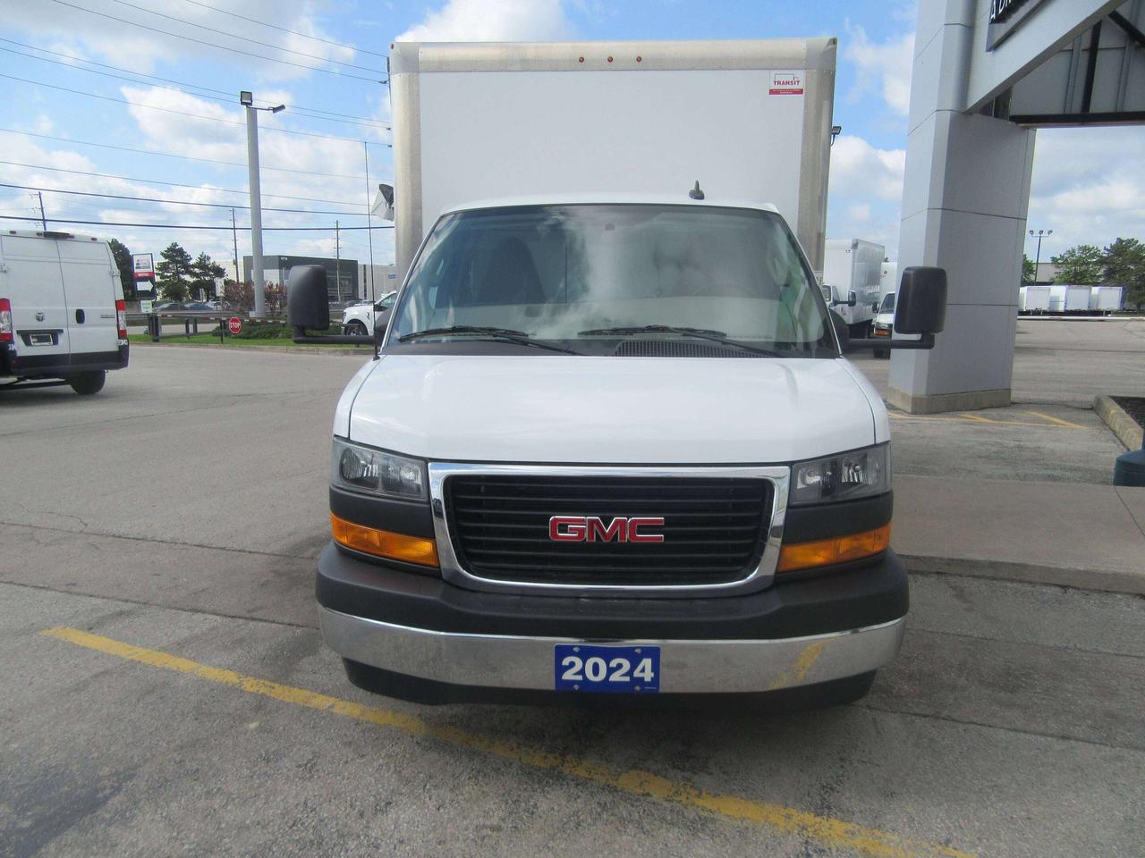 2024 GMC GMCSavana 4500 GAS 16FT BOX CUBE VAN WITH RAMP Photo