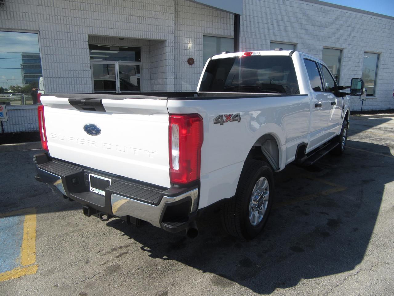2024 Ford F-250 CREW CAB 4X4 XLT 8FT LONG BOX PICKUP TRUCK Photo2
