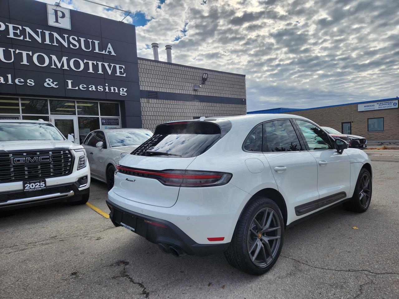 2024 Porsche Macan T AWD, PREMIUM PLUS,360 CAM, CARPLAY, SPORT CHRONO Photo